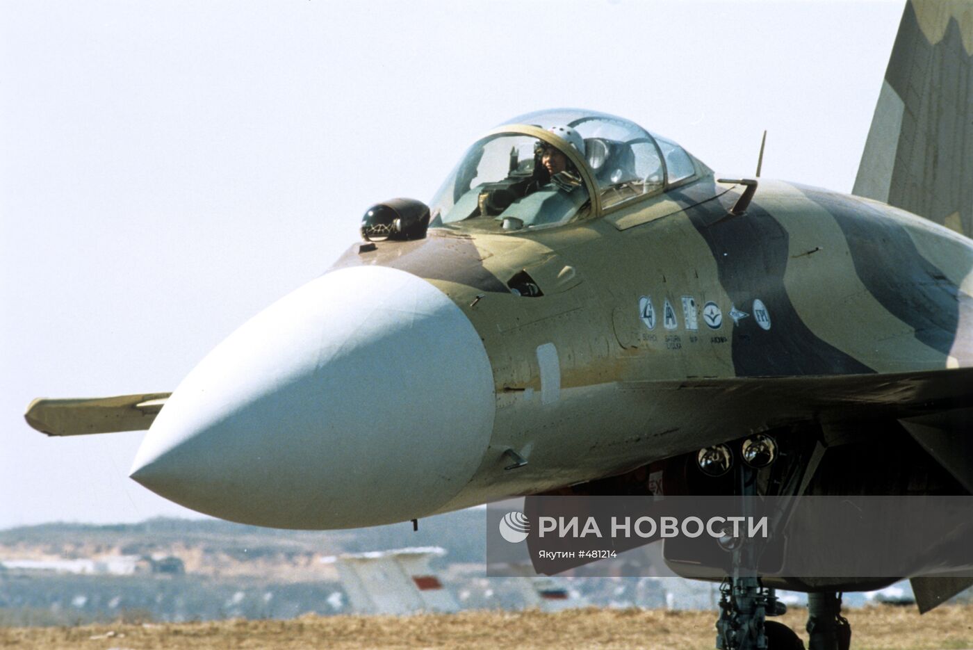 Истребитель Су-37