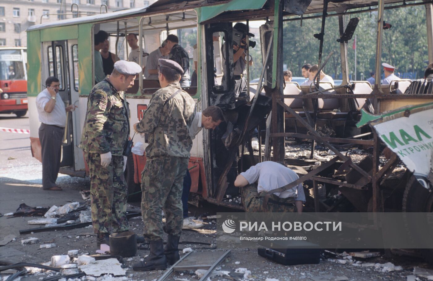 Троллейбус после взрыва