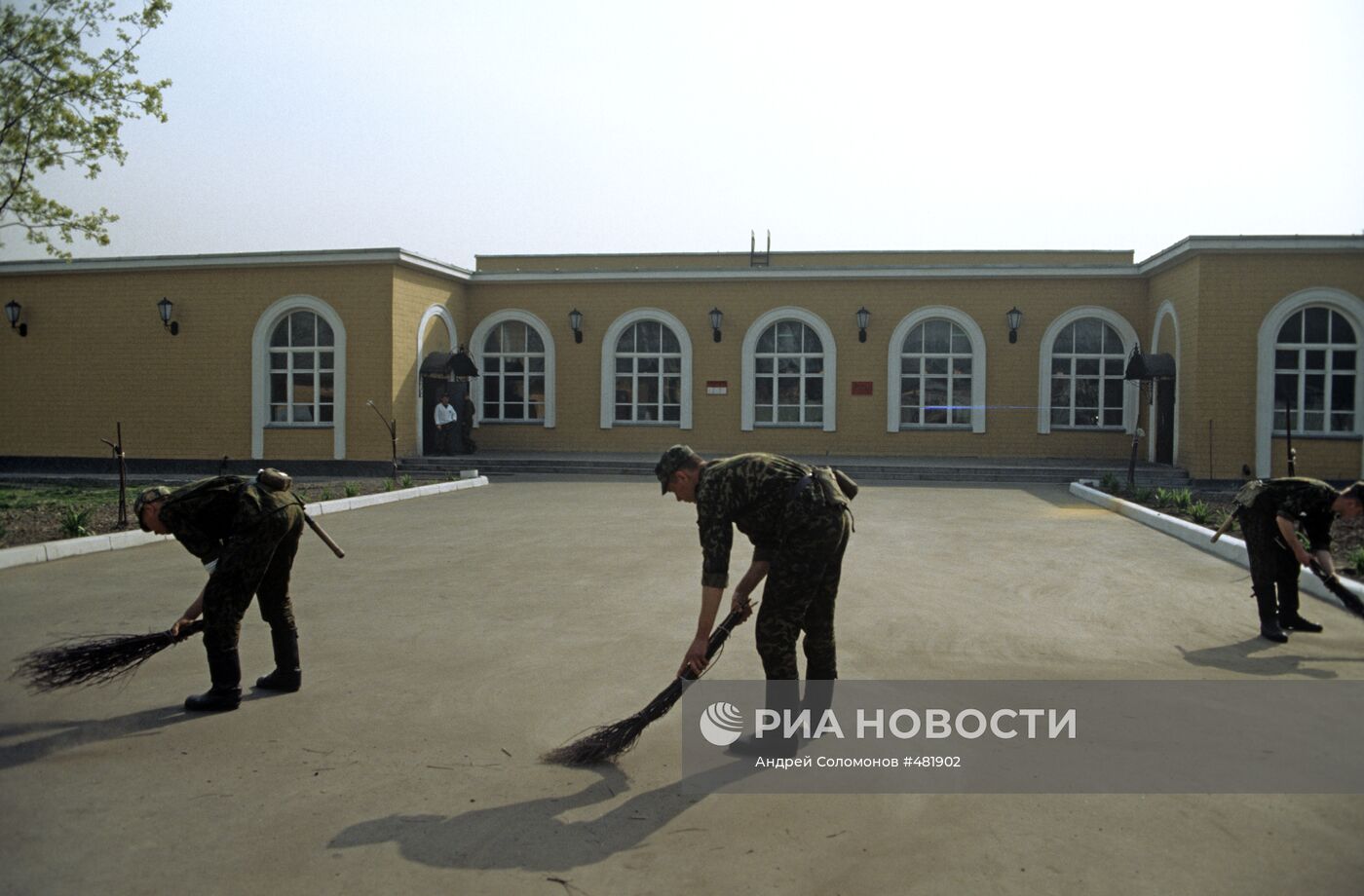 Уборка территории бойцами полка спецназа "Витязь"