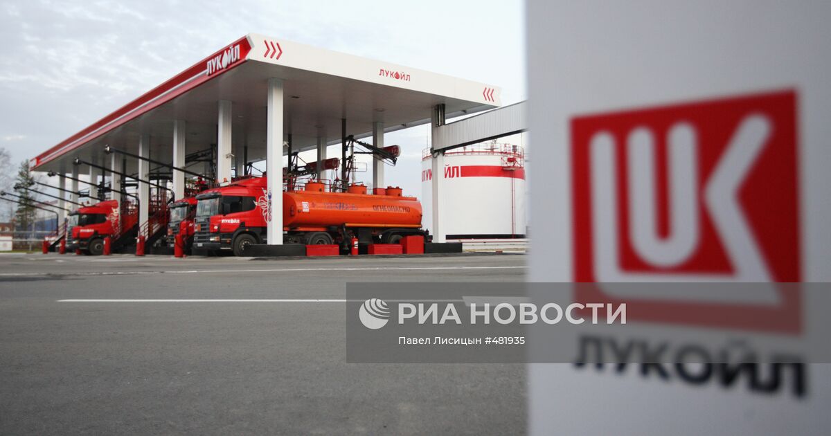 Завод лукойла на сицилии. Горение резервуара с нефтью. Лукойл что случилось. Лукойл что случилось. Лукойл что случилось.