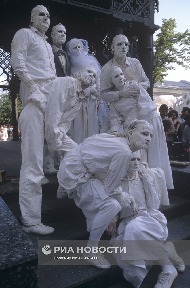 Участники Белого карнавала в саду "Эрмитаж"