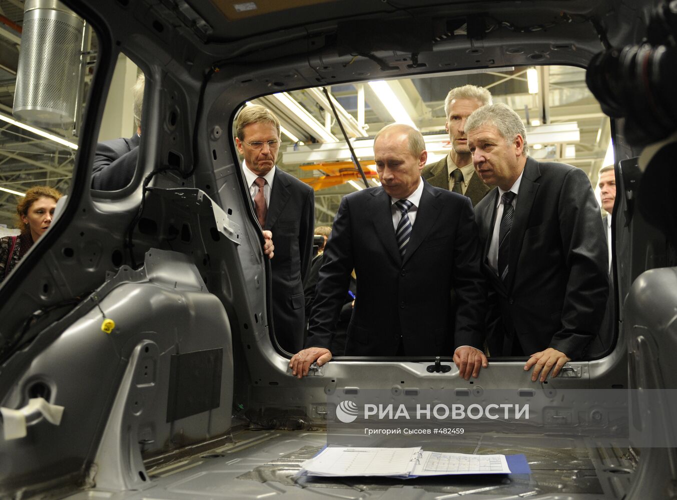 В. Путин посетил завод концерна "Volkswagen" в Калуге