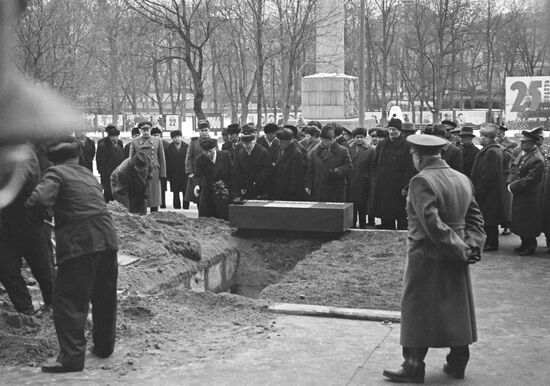 Процессия захоронения Неизвестного солдата у Кремлевской стены