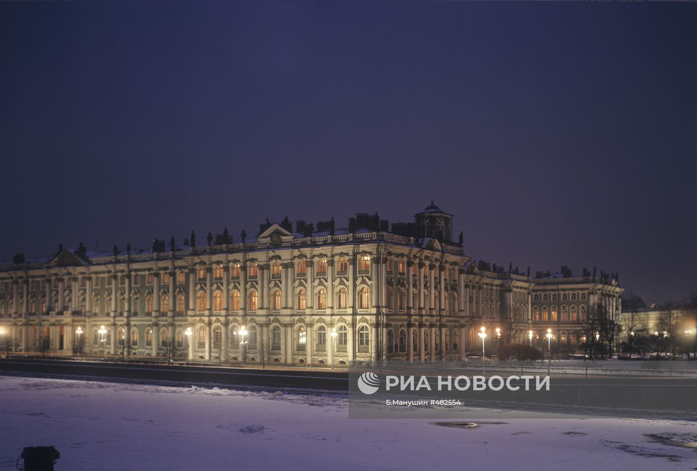 Вид на Зимний дворец с набережной