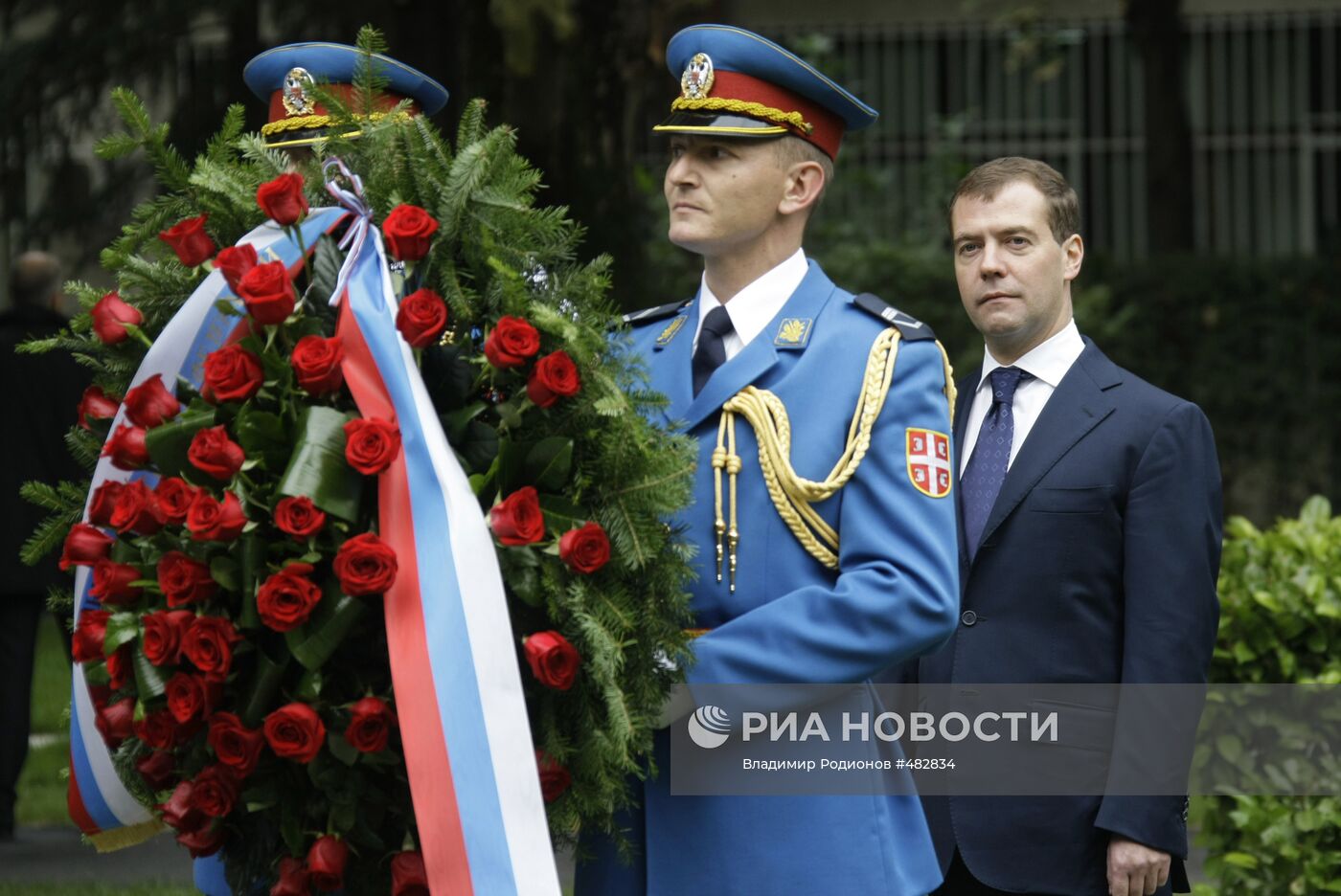Д. Медведев возложил венок к монументу освободителям Белграда