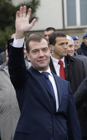 Д. Медведев возложил венок к монументу освободителям Белграда