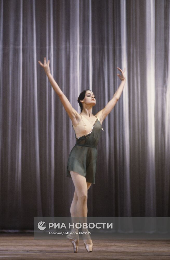 Г.Степаненко в сцене из балета Ц.Пуни "Эсмеральда"