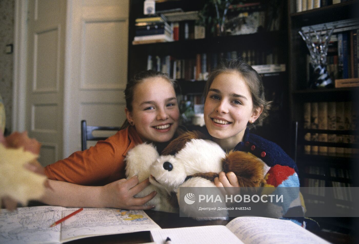 Фигуристка Е.Гордеева с младшей сестрой