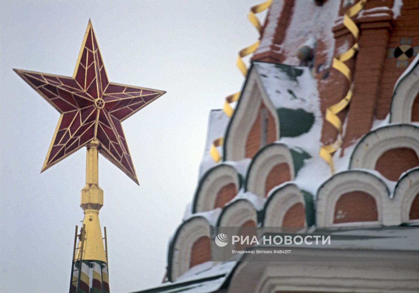 Кремлевская звезда и фрагмент храма