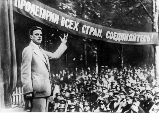 Владимир Маяковский выступает перед красноармейцами