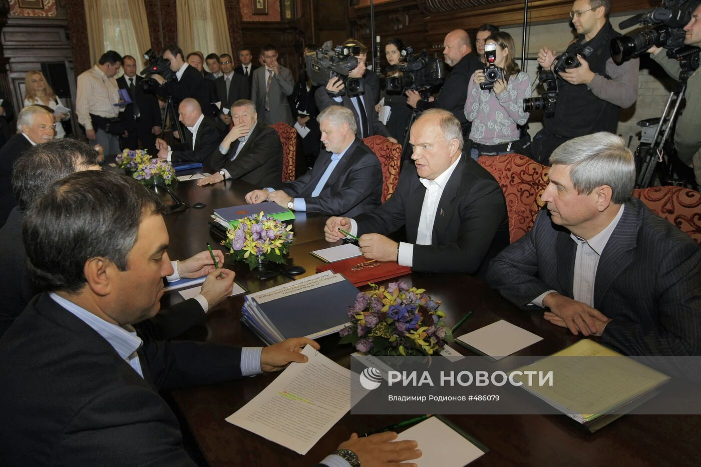 Д.Медведев встретился с лидерами парламентских фракций