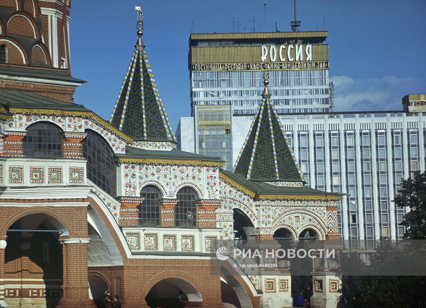 Южное крыло храма Василия Блаженного и фасад гостиницы "Россия"