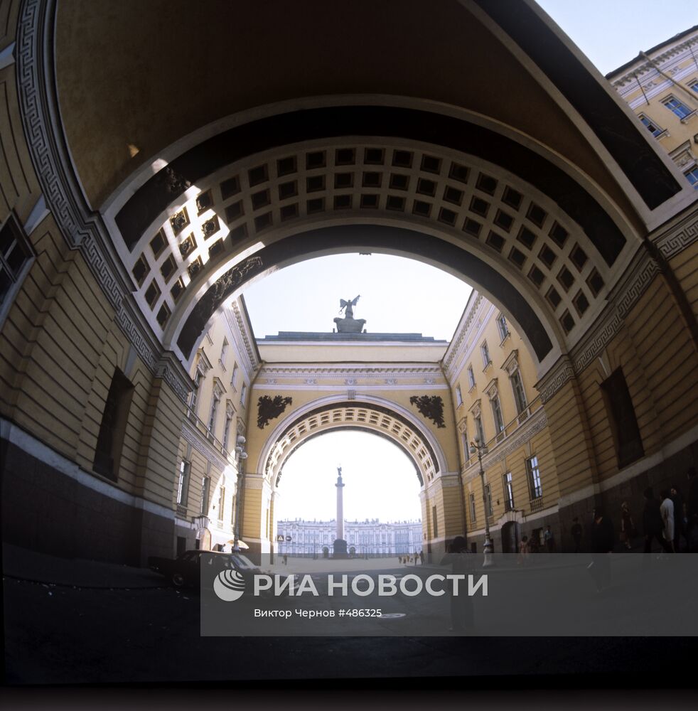 Вид через арку Генерального штаба