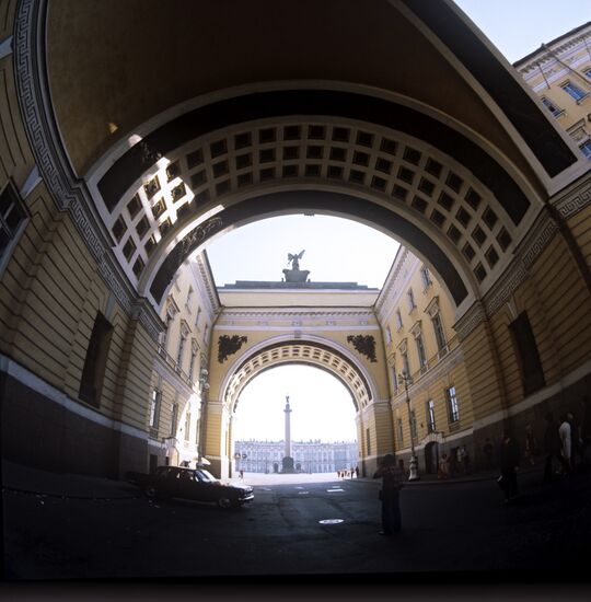 Вид через арку Генерального штаба