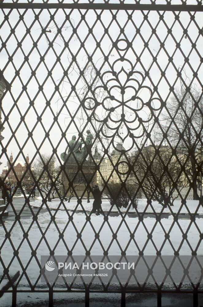 Ограда вокруг Покровского собора в Москве