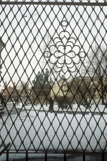 Ограда вокруг Покровского собора в Москве