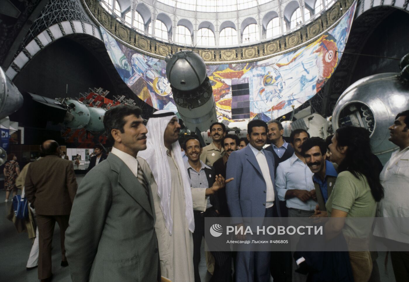 Туристы из Ирака в павильоне "Космос"