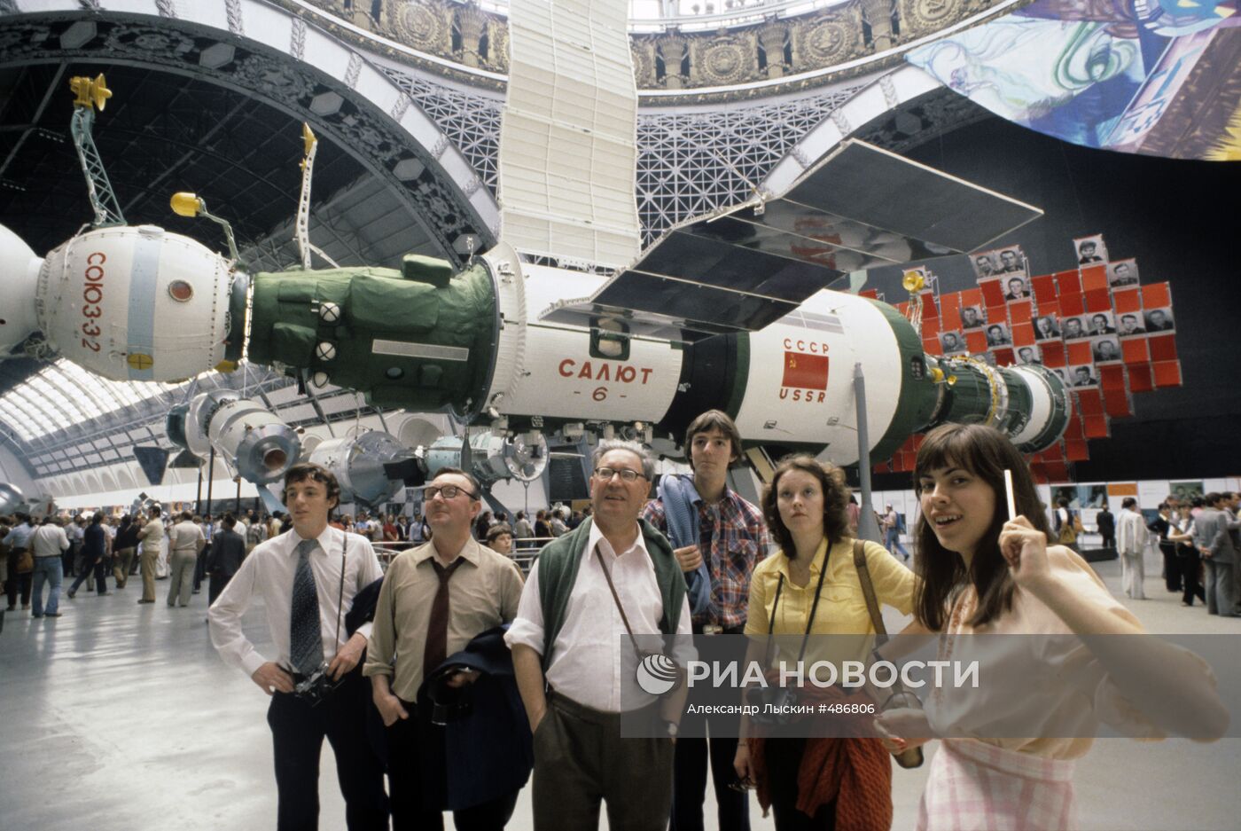 Туристы из Великобритании в павильоне "Космос"