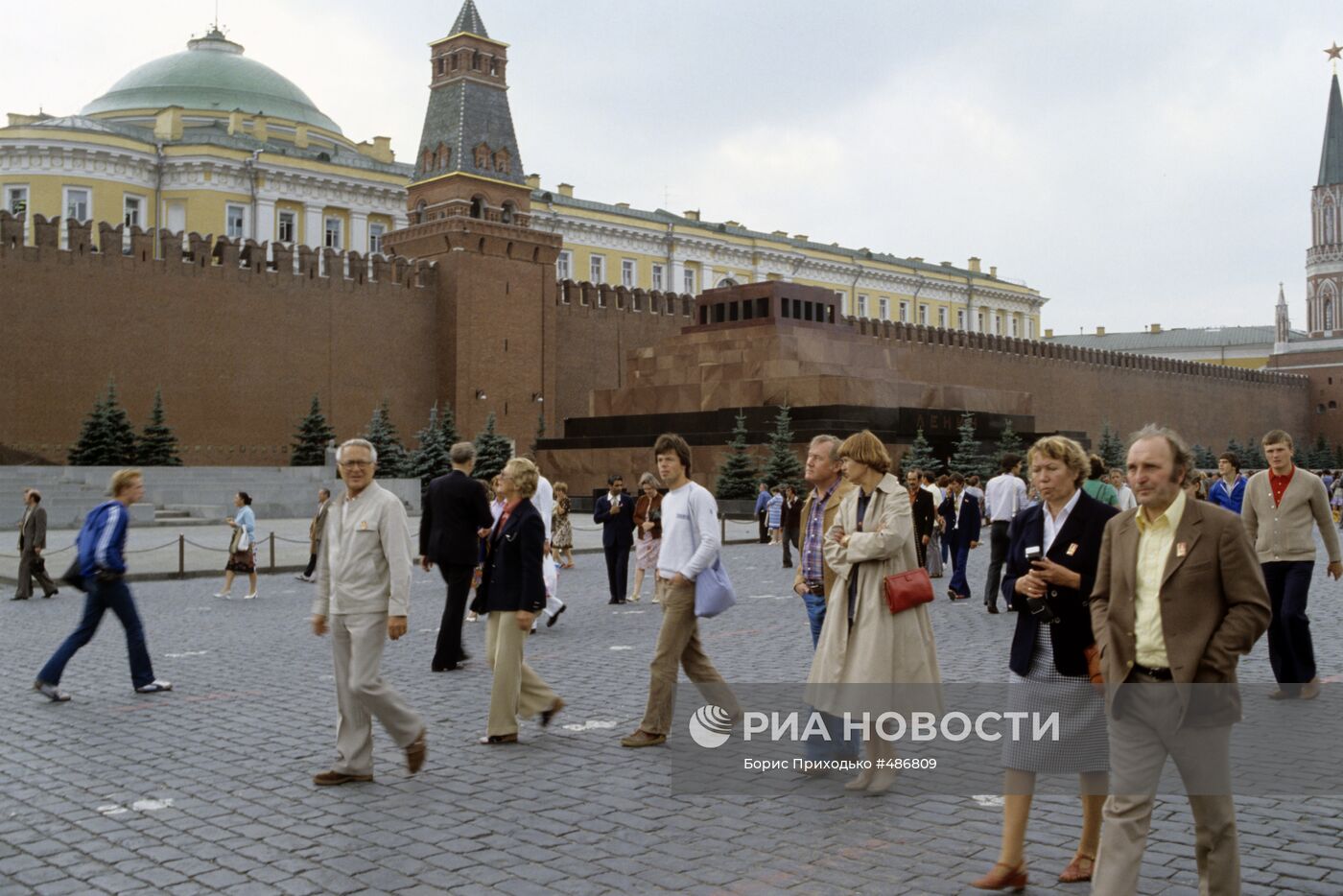 Туристы из ФРГ на Красной площади