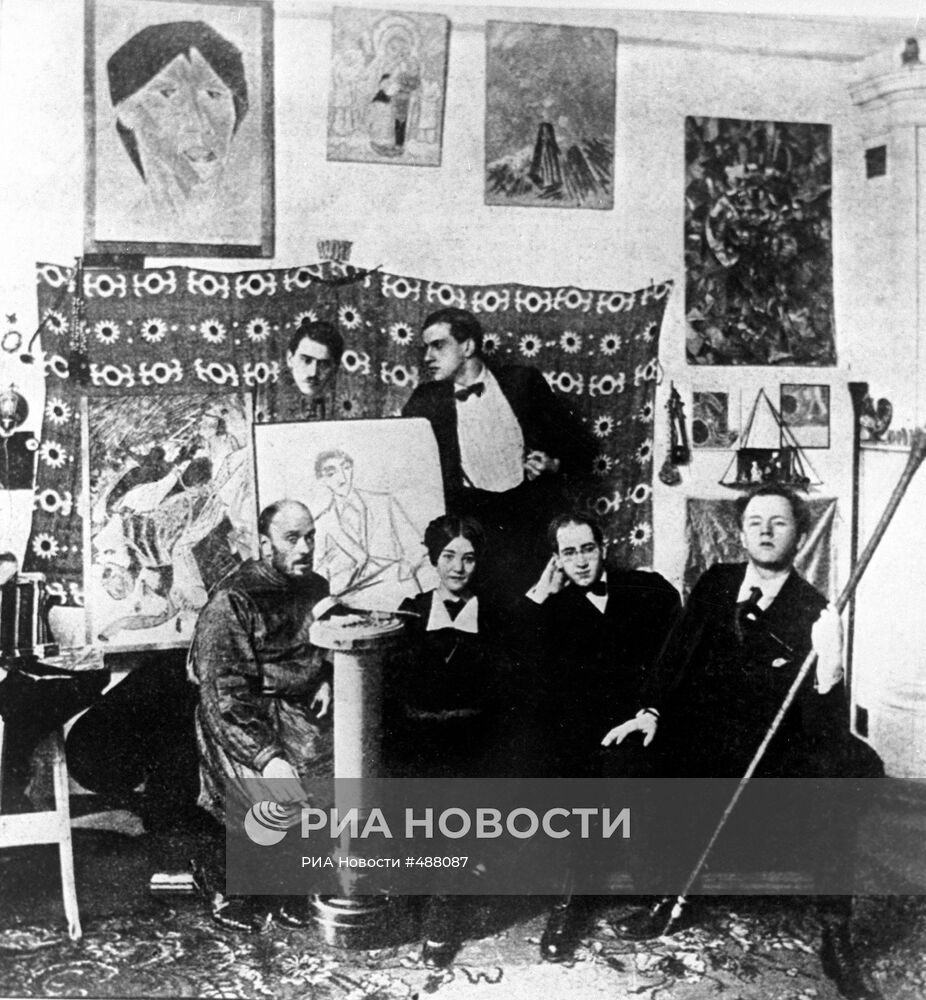Владимир Маяковский в студии художника Николая Кульбина