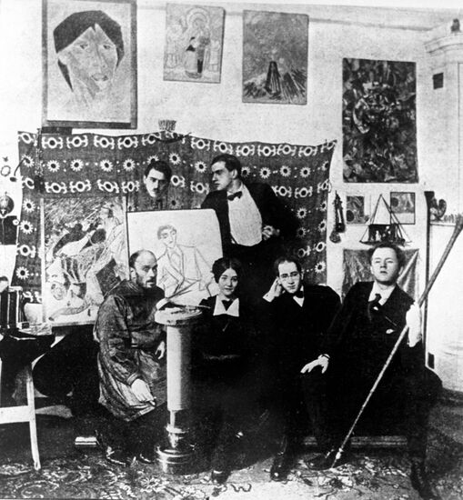 Владимир Маяковский в студии художника Николая Кульбина