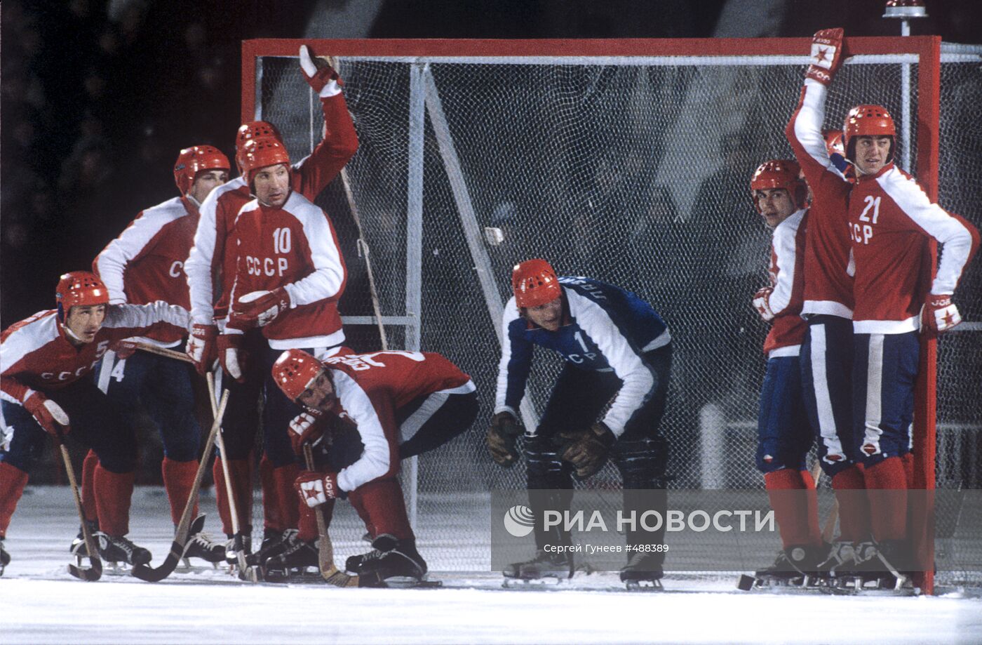 Игроки советской команды защищают свои ворота