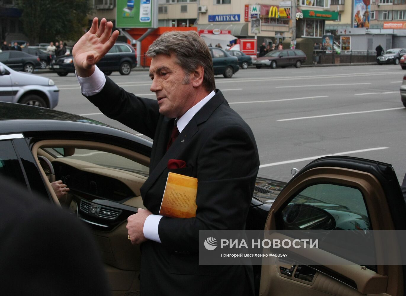 В. Ющенко подал документы в Центризбирком Украины