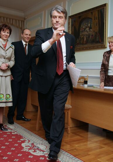 В. Ющенко подал документы в Центризбирком Украины
