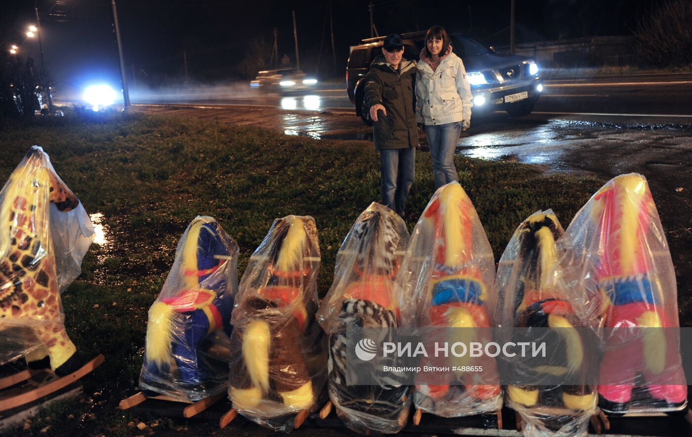Торговля мягкими игрушками у дороги на трассе Москва - Владимир