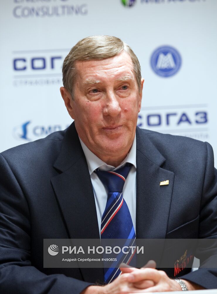 Главный тренер ХК "Металлург" Валерий Белоусов