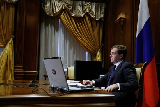 Д. Медведев во время телемоста с А. Тулеевым