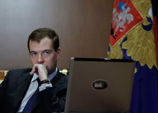 Д. Медведев во время телемоста с А. Тулеевым