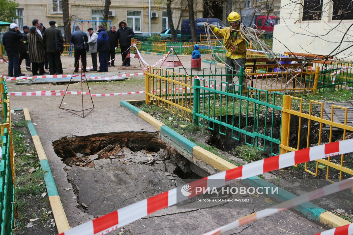 Провал грунта во дворе жилого дома на севере Москвы