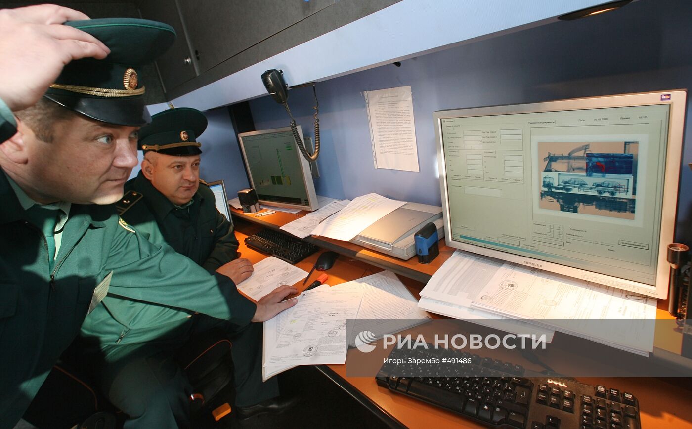 Досмотр большегрузного транспорта в порту Балтийска