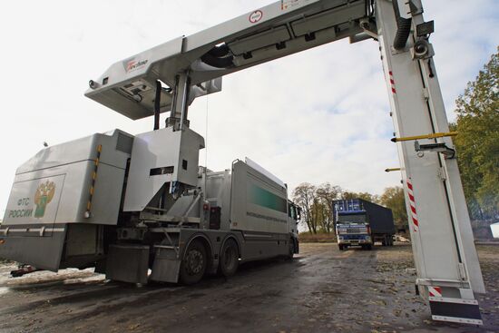 Досмотр большегрузного транспорта в порту Балтийска