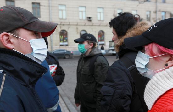 Люди в защитных масках на улицах Москвы