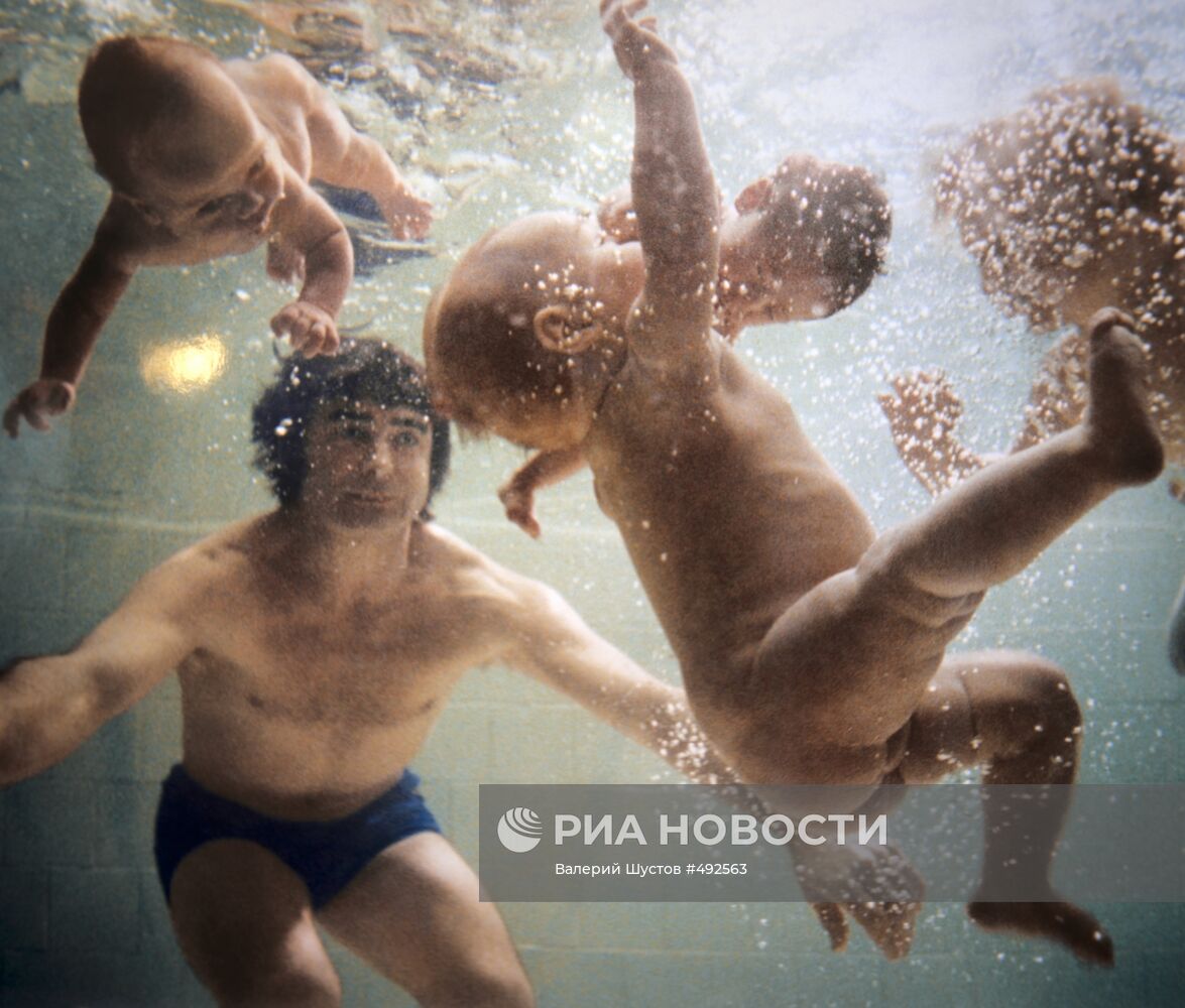 Игорь Чарковский обучает плаванию новорожденных детей