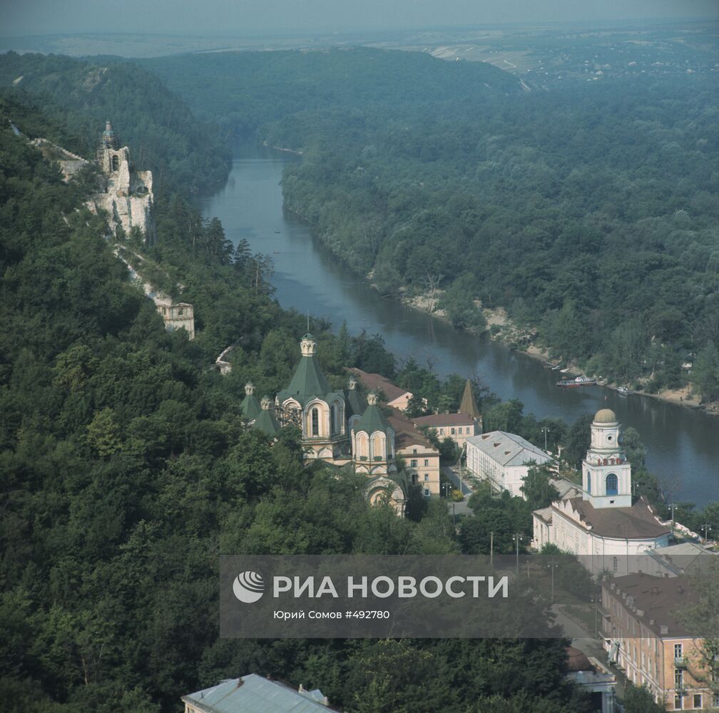Вид на долину реки Северный Донец и монастырь