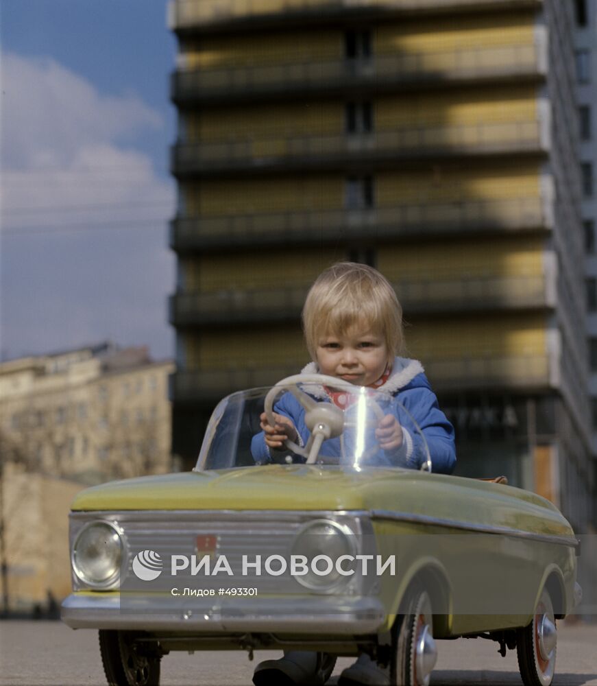 Ребенок с машинкой