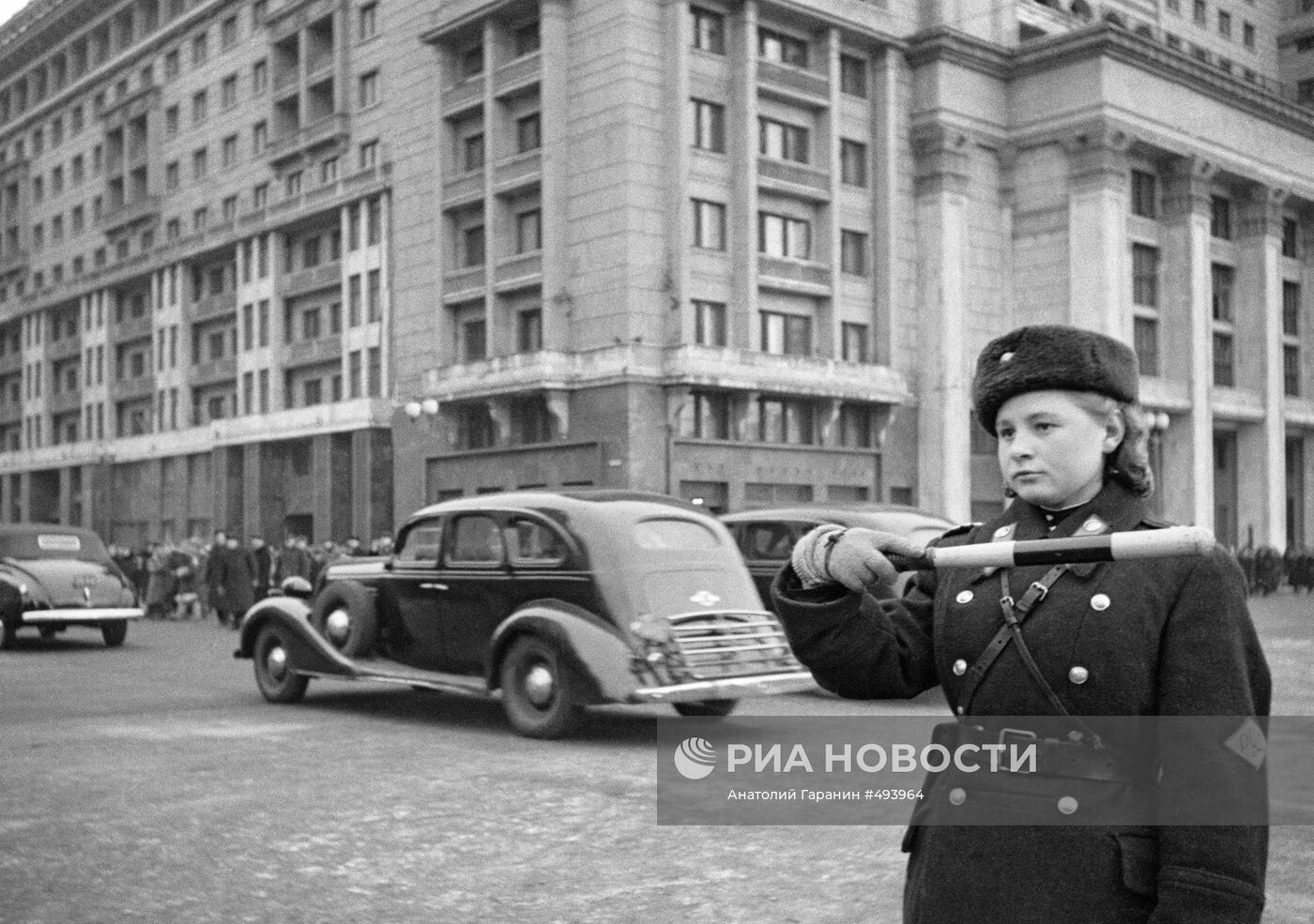 Регулировщица на московской улице Охотный ряд