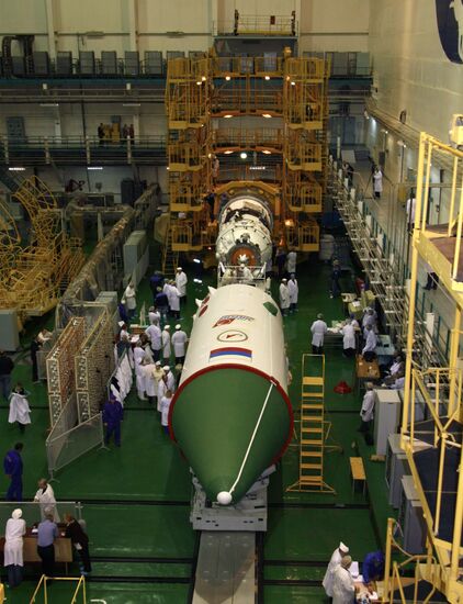 Подготовка к запуску модуля "Поиск" на космодроме "Байконур"