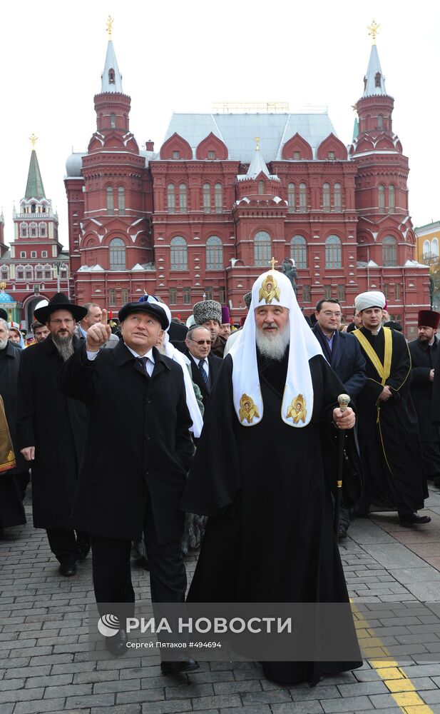 Патриарх возглавил шествие, посвященное Дню народного единства