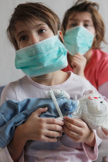 Дети, заболевшие гриппом, во время лечения в домашних условиях