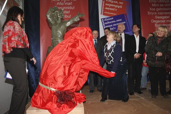 Открытие скульптурной композиции "Улыбайтесь!" в "Этномире"