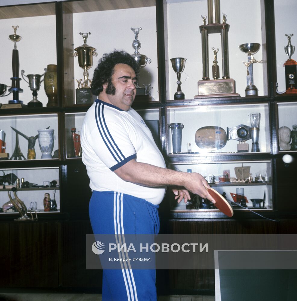Штангист Василий Алексеев