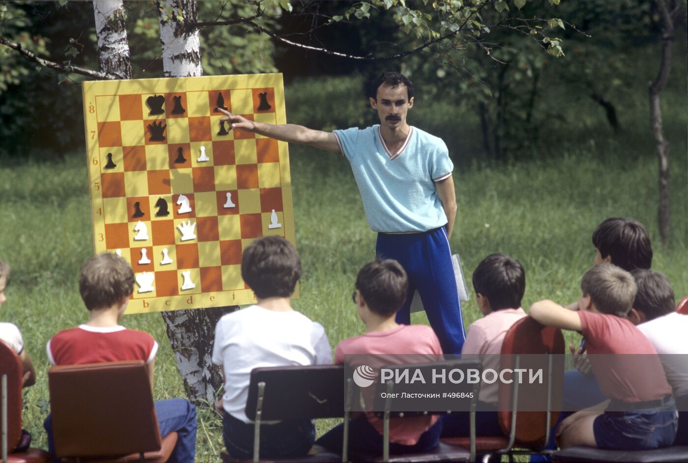 Тренер с юными шахматистами