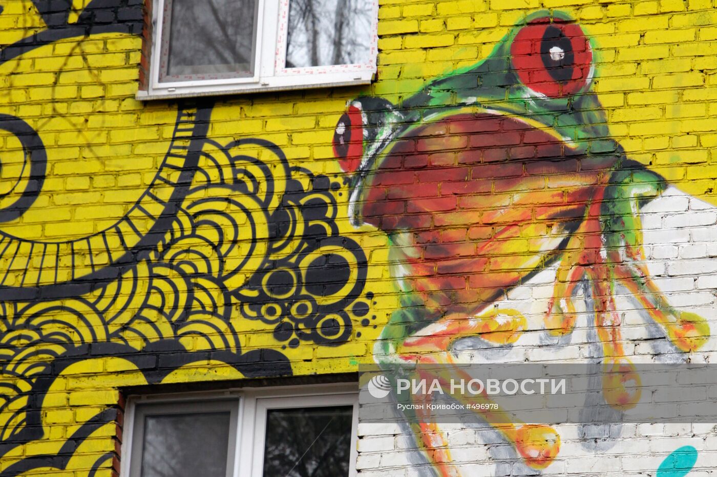 Граффити на стене дома в Москве