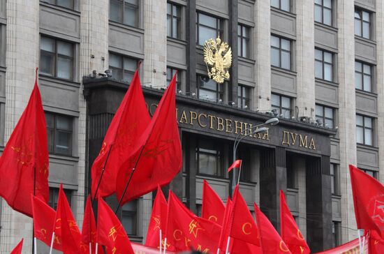 Красные флаги участников демонстрации КПРФ