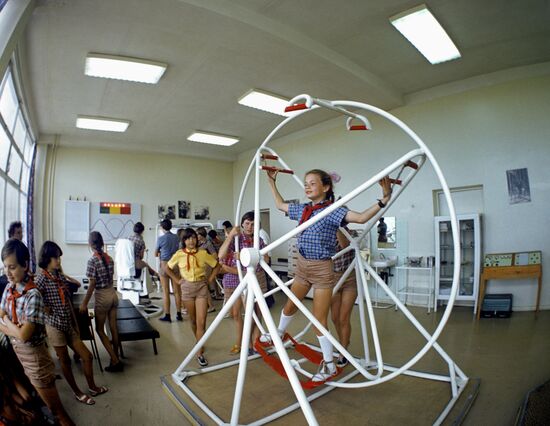 Школьники из пионерского лагеря "Орленок"