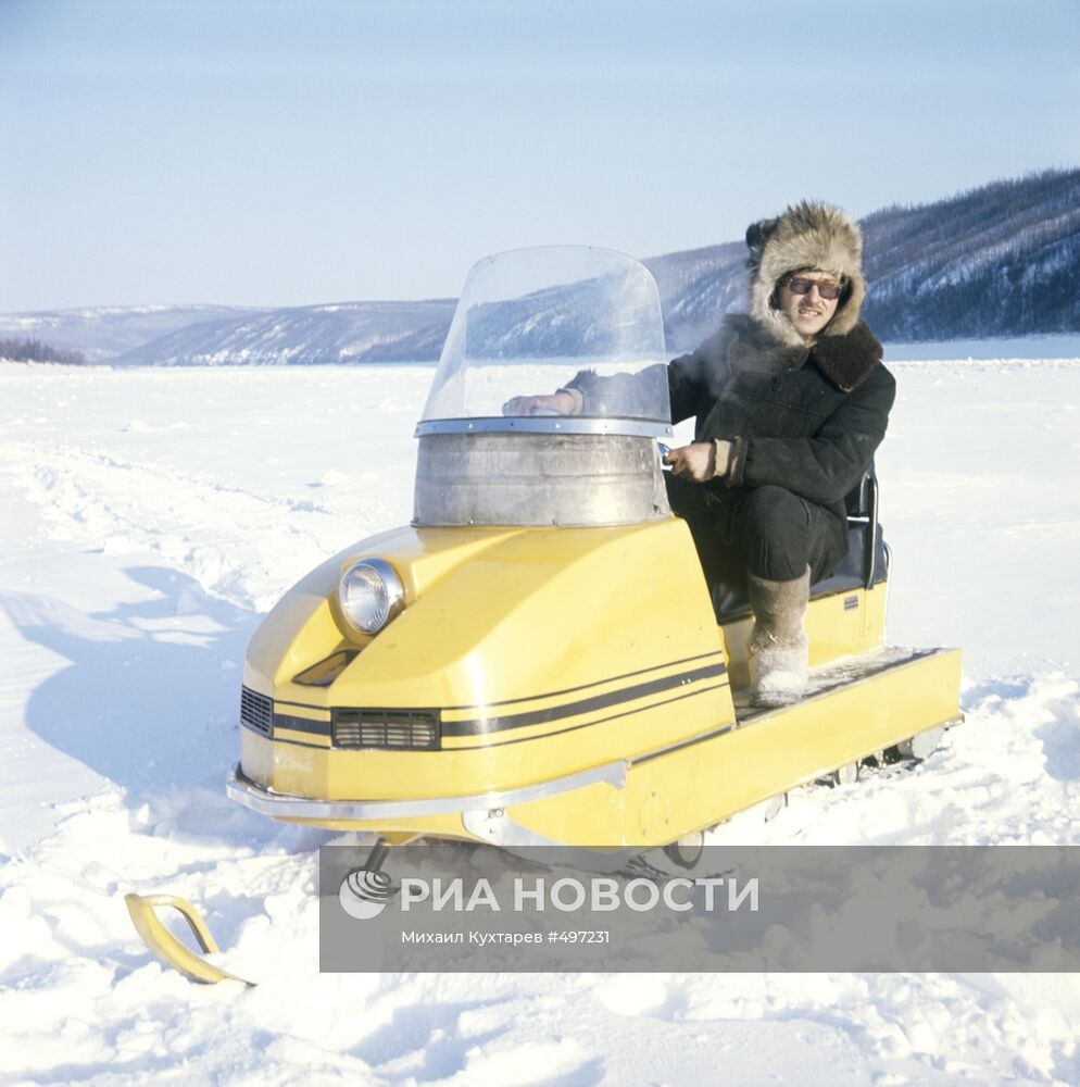 Оленевод на снегоходе